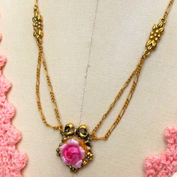 Lovely Vintage Gold-tone Pink Porcelain Rose Pendant Necklace by Avon - Picture 9 of 9